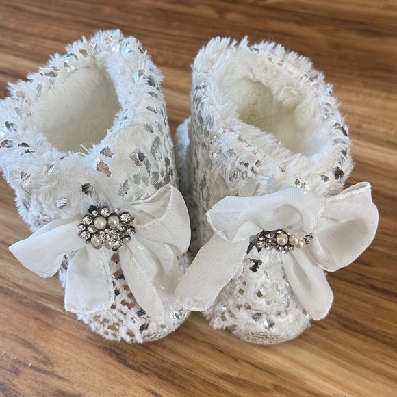 Pretty You London Fuzzy Leopard Print Slipper Boots with Jewels and Bow Size 8 - Picture 2 of 5